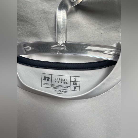 🔴Bundle of 2 shirts 1 under armor 1 russell - Picture 3 of 7